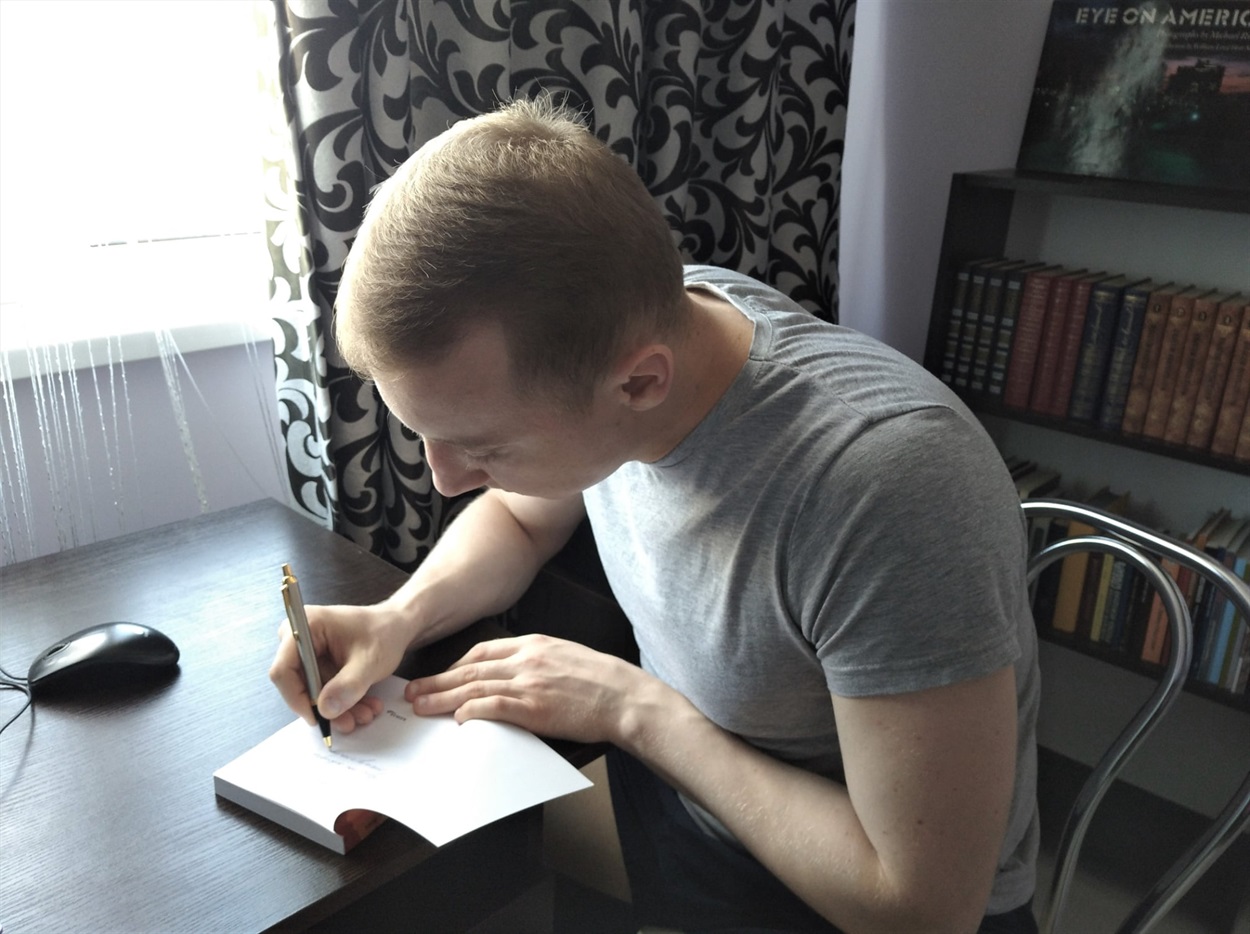 Станислав Асеев подписывает свою книгу «Мельхиоровый слон»