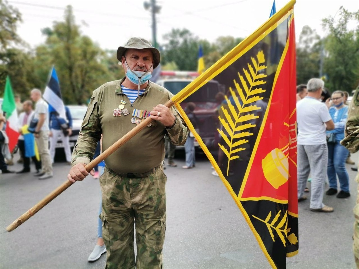 Юрій Губанов з прапором Мирнограда