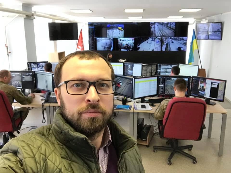 Денис Гутенко в ситуационном центре в Виннице
