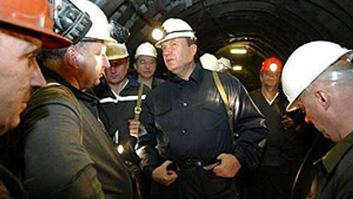 Виктор Янукович в забое, 2004 год