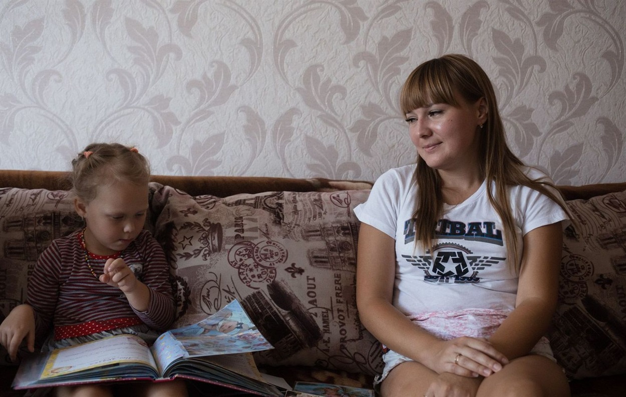 Катерина народила доньку і розповідає дівчинці про її дідуся