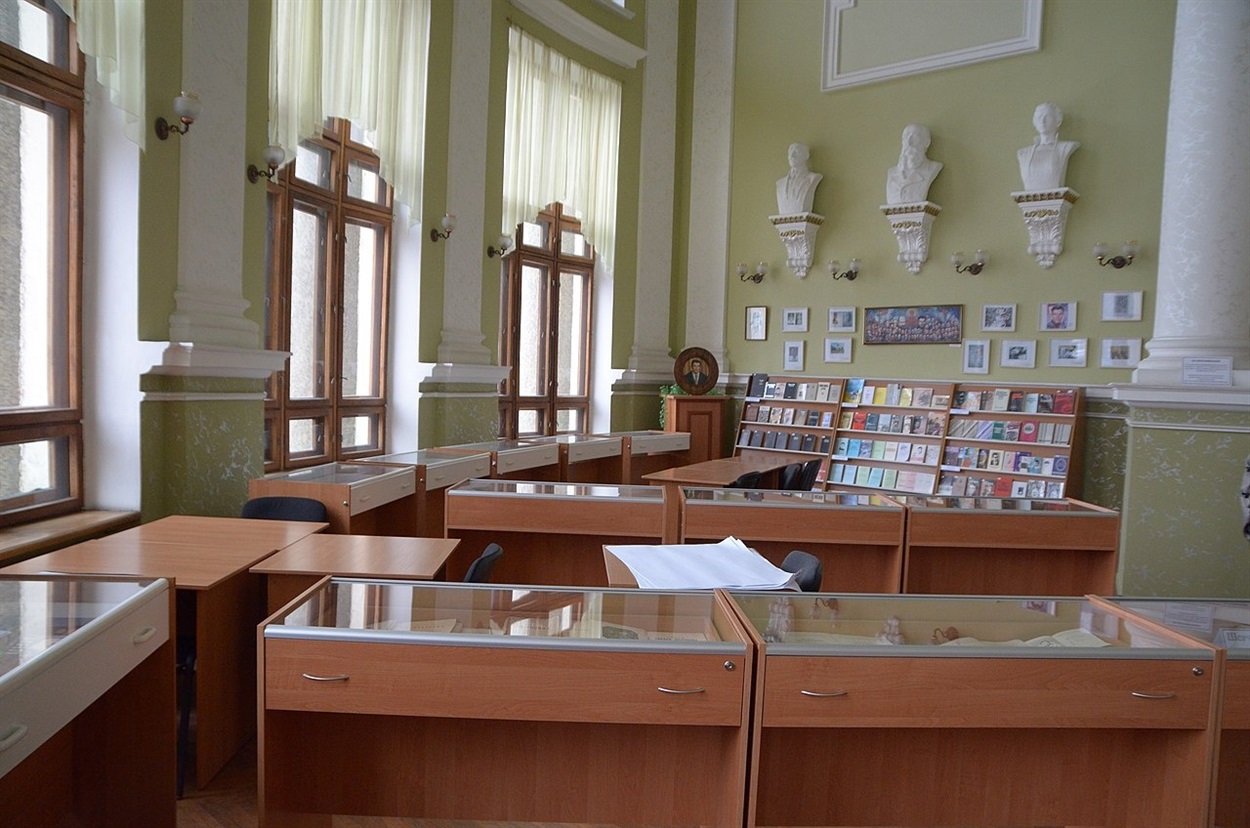 Експозиція Донбаського історико-літературного музею Василя Стуса розташовувалася в приміщенні бібліотеки Крупської