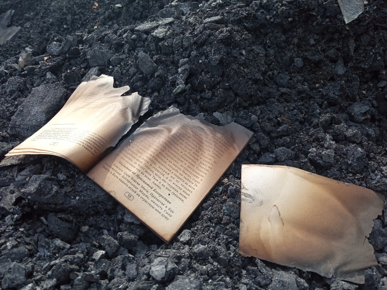 Врятувати церковні книги з палаючого храму не вдалося