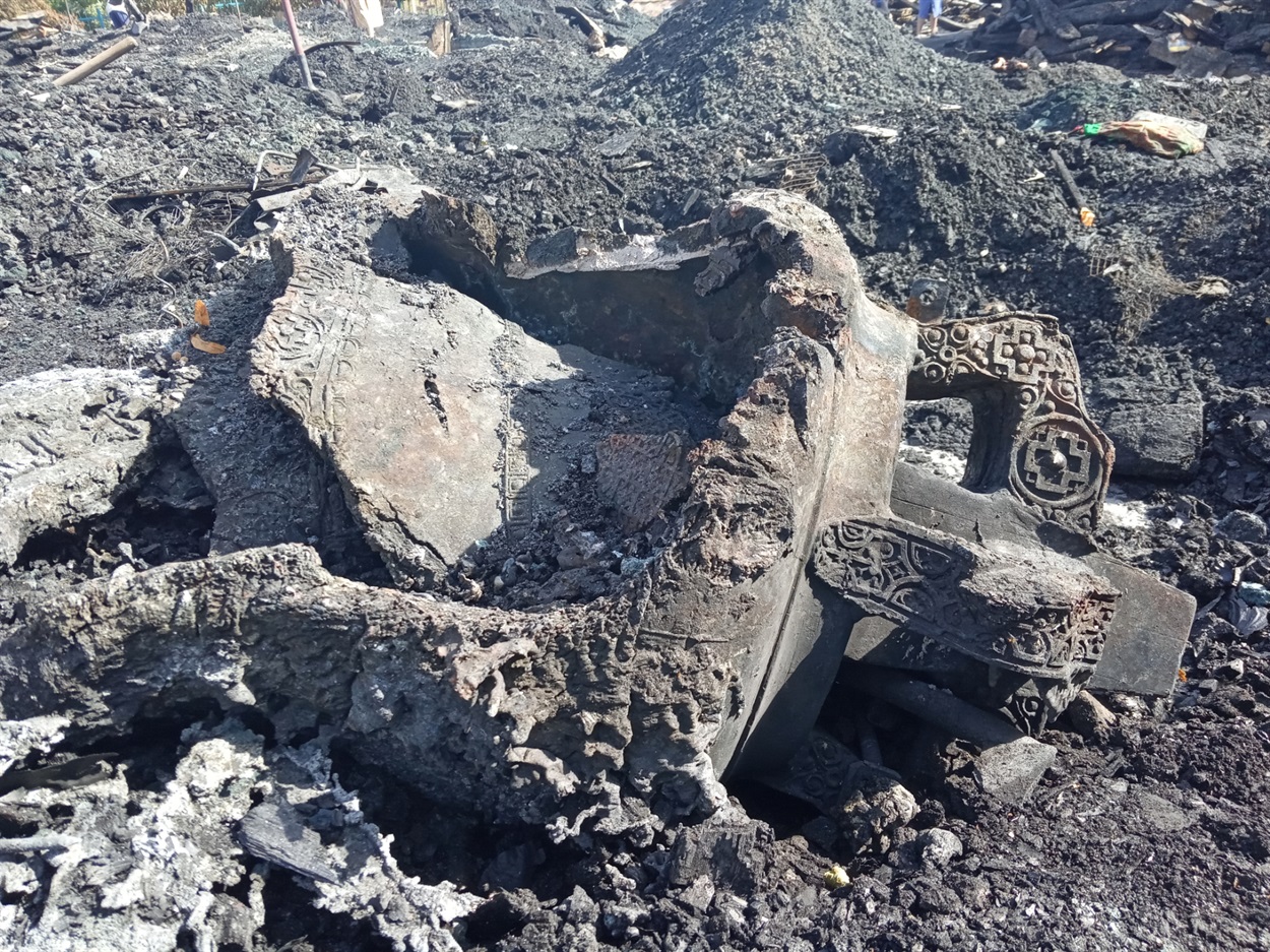 Зруйнований головний дзвін храму