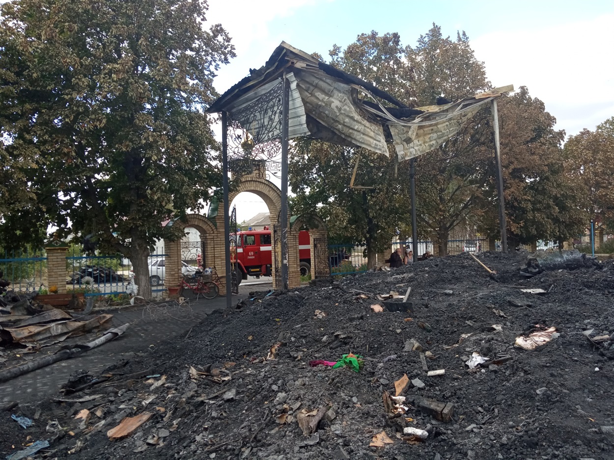 Пожежна машина досі біля місця події 