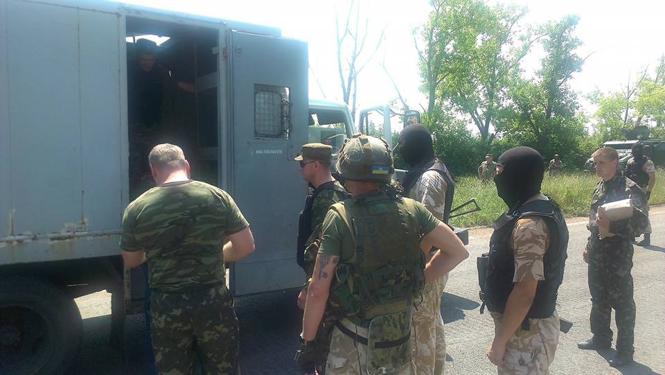 Липень 2015 року. На підконтрольній території очікують в'язнів з того боку від лінії розмежування