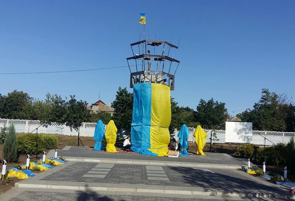 Пам'ятник воїнам, занувшим під час АТО, у вигляді вежі Донецького аеропорта. Доброслав, 2018 рік