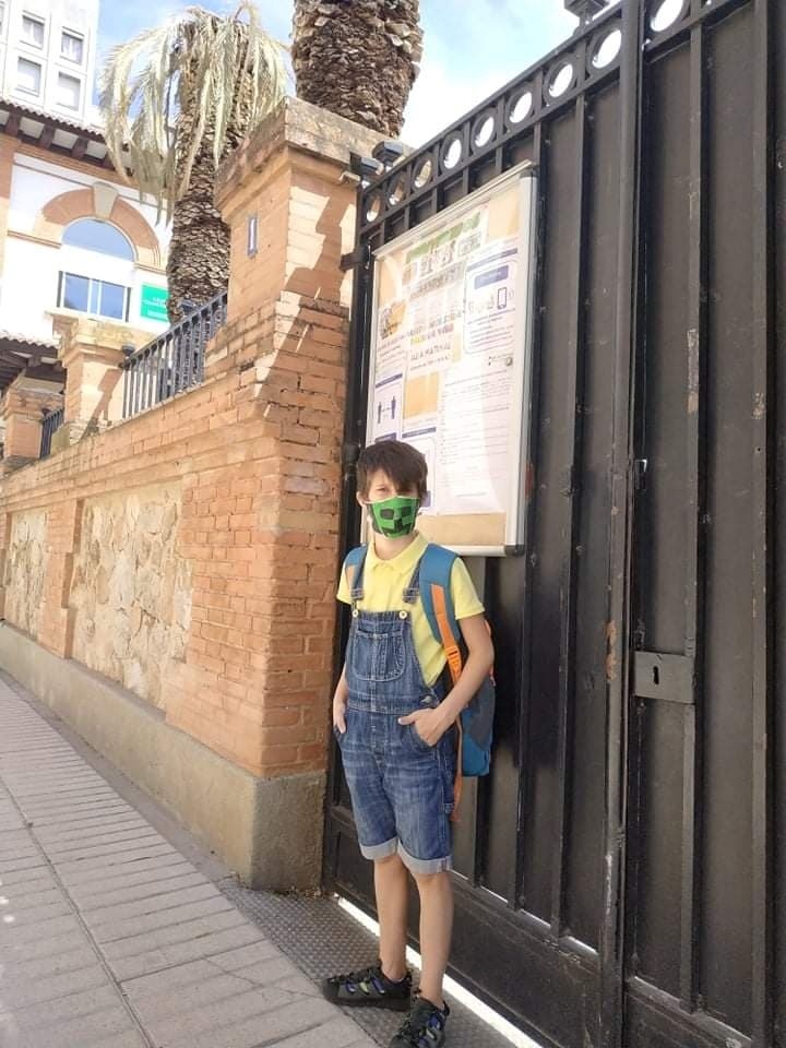 Школьник в маске в Испании