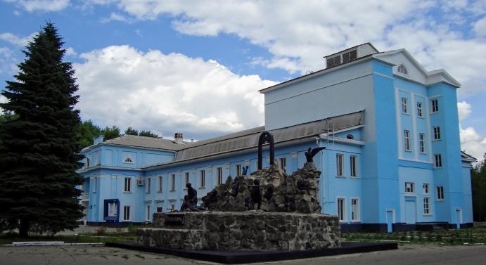 Здание дворца культуры в Часов Яре полностью