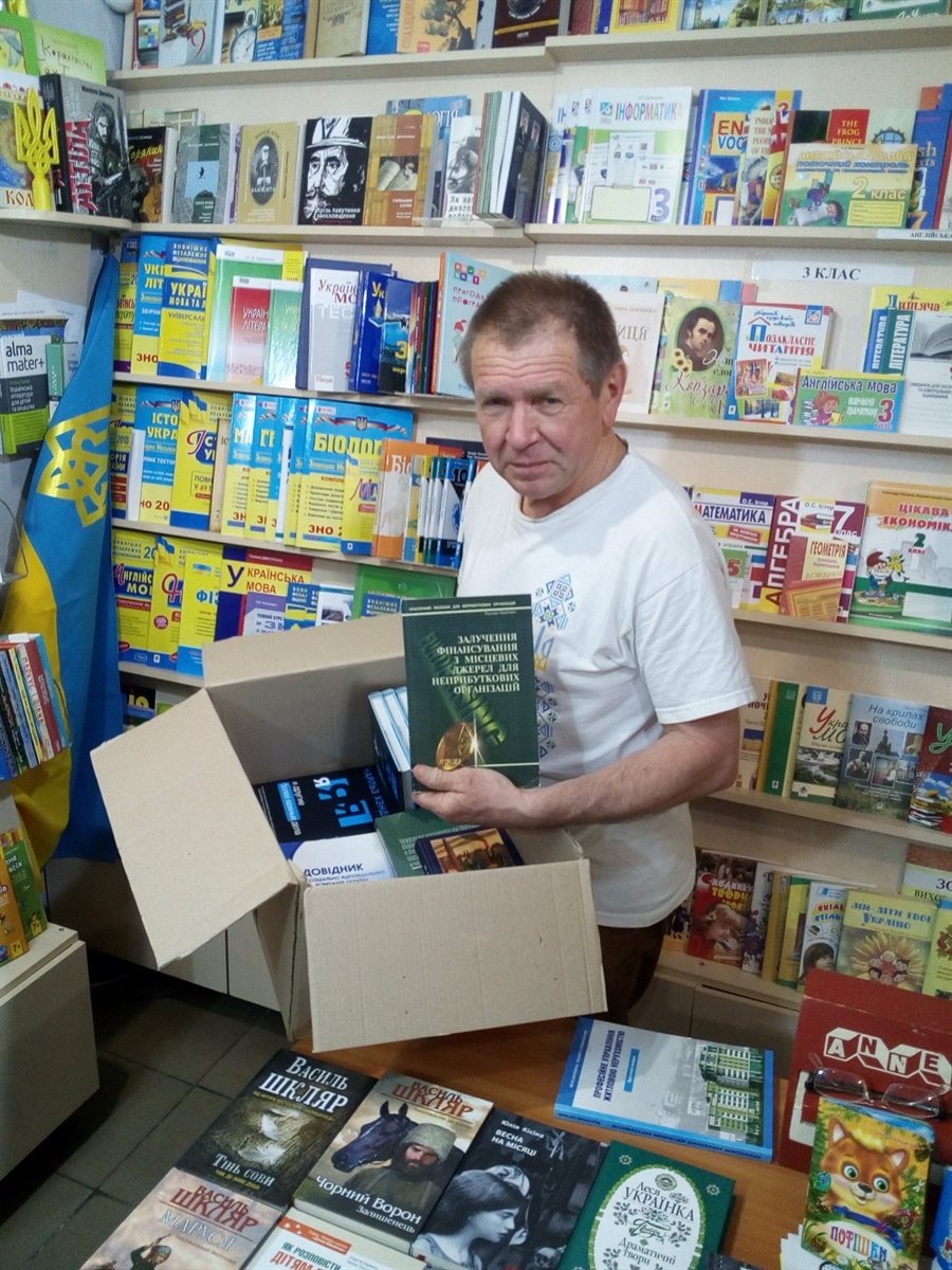 Володимир Дериведмідь у своїй крамниці