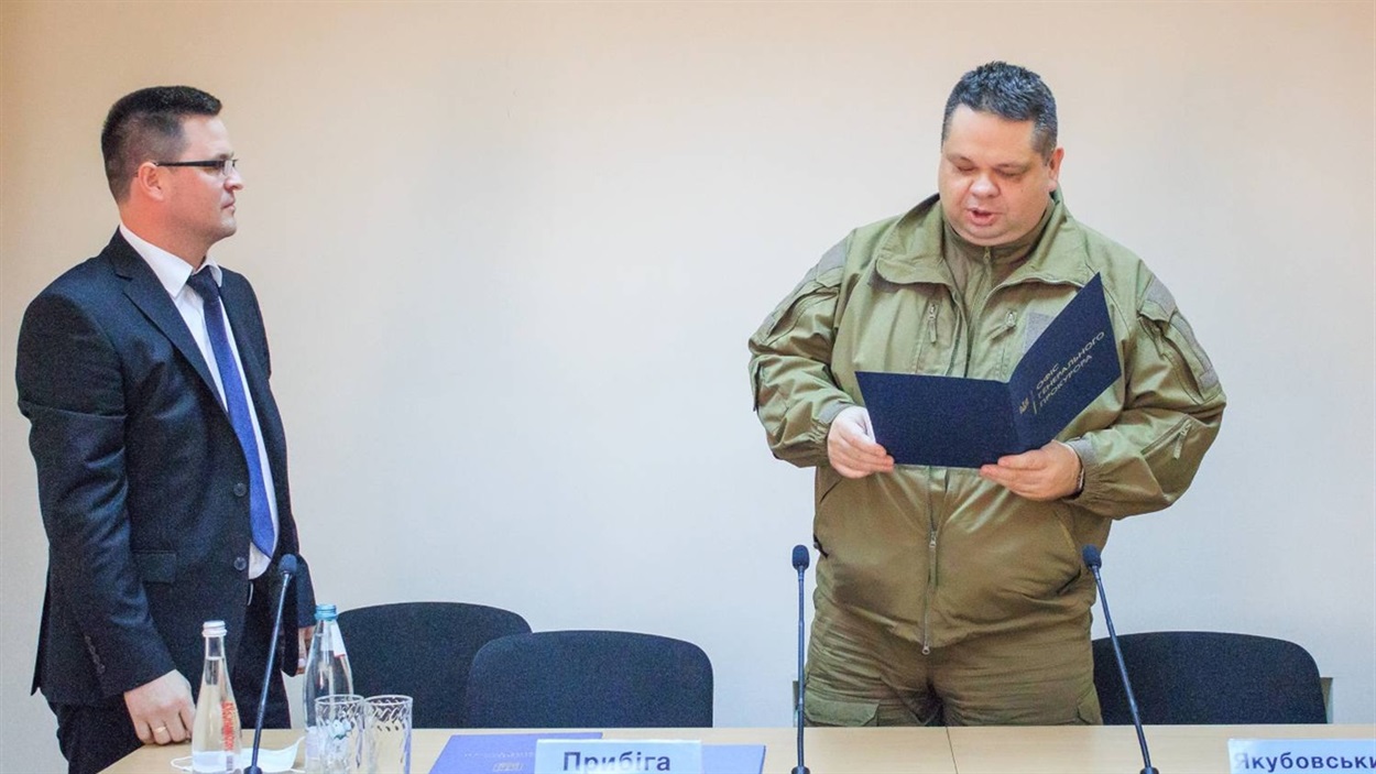 Заместитель Генерального прокурора Украины Максим Якубовский зачитывает Николаю Прибеге приказ о его назначении