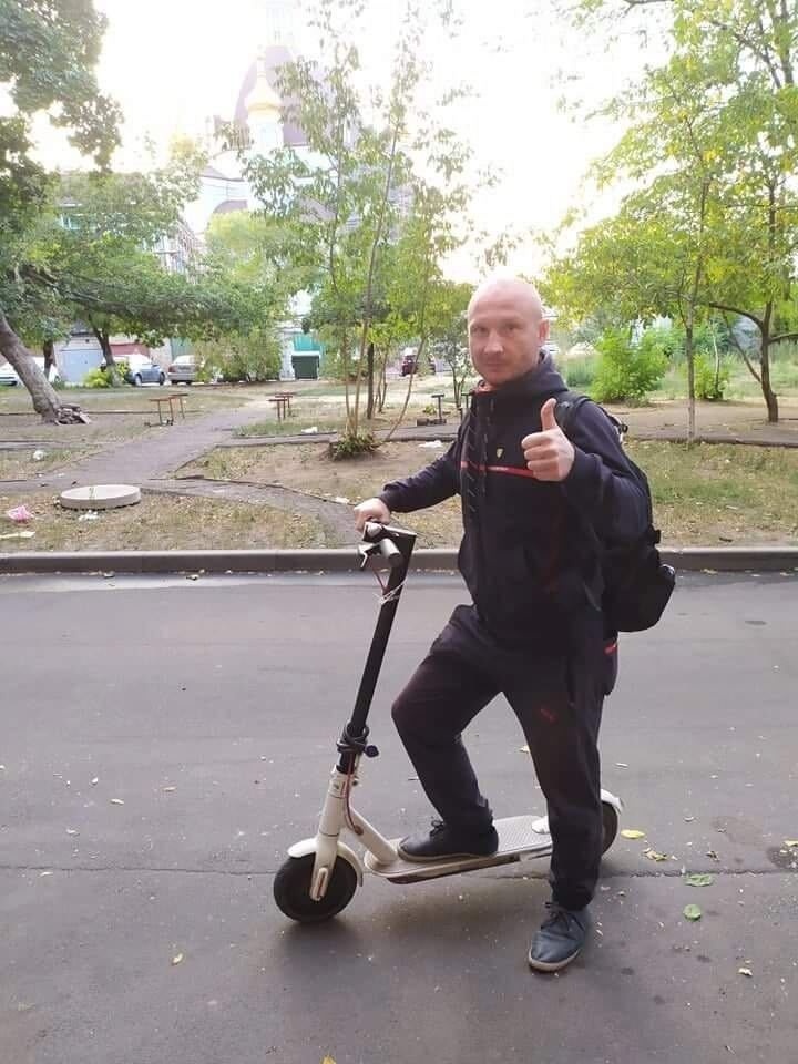 Парень на электросамокате