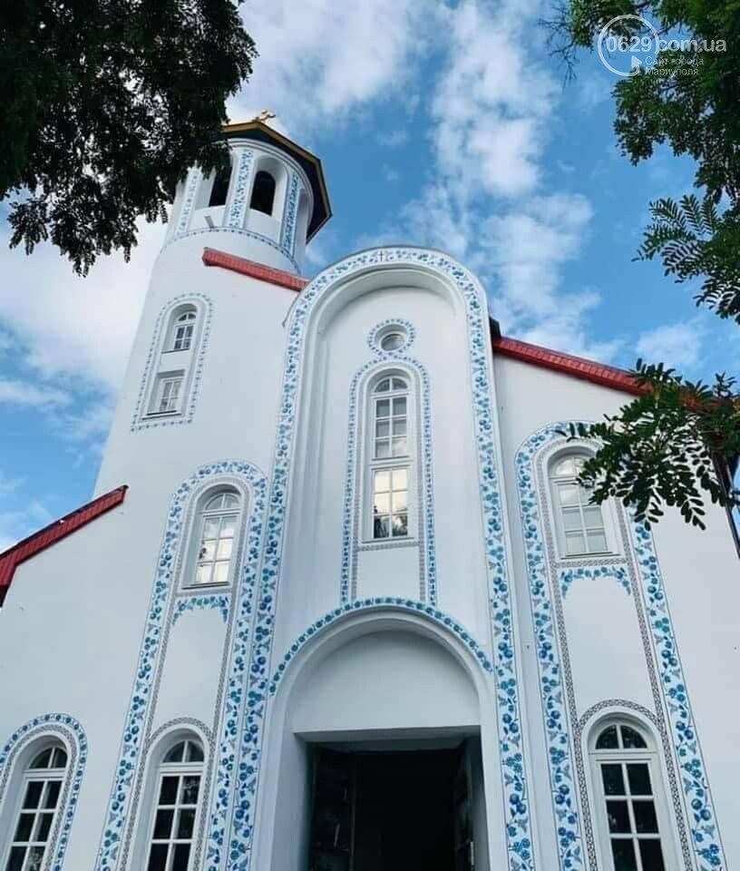 Петриківський розпис на храмі Петра Могили у Маріуполі