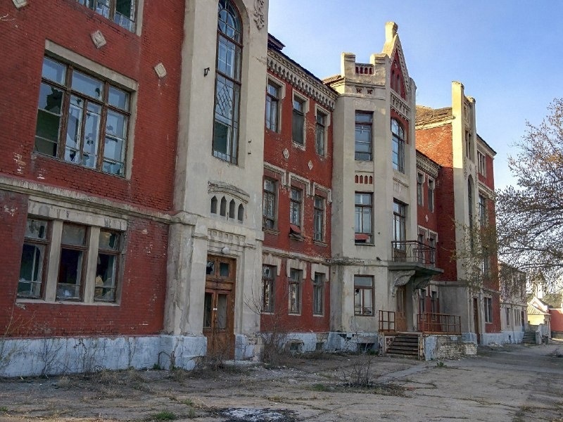 "Лисичанский Хогвартс". Здание больницы, построенной бельгийцами в городе