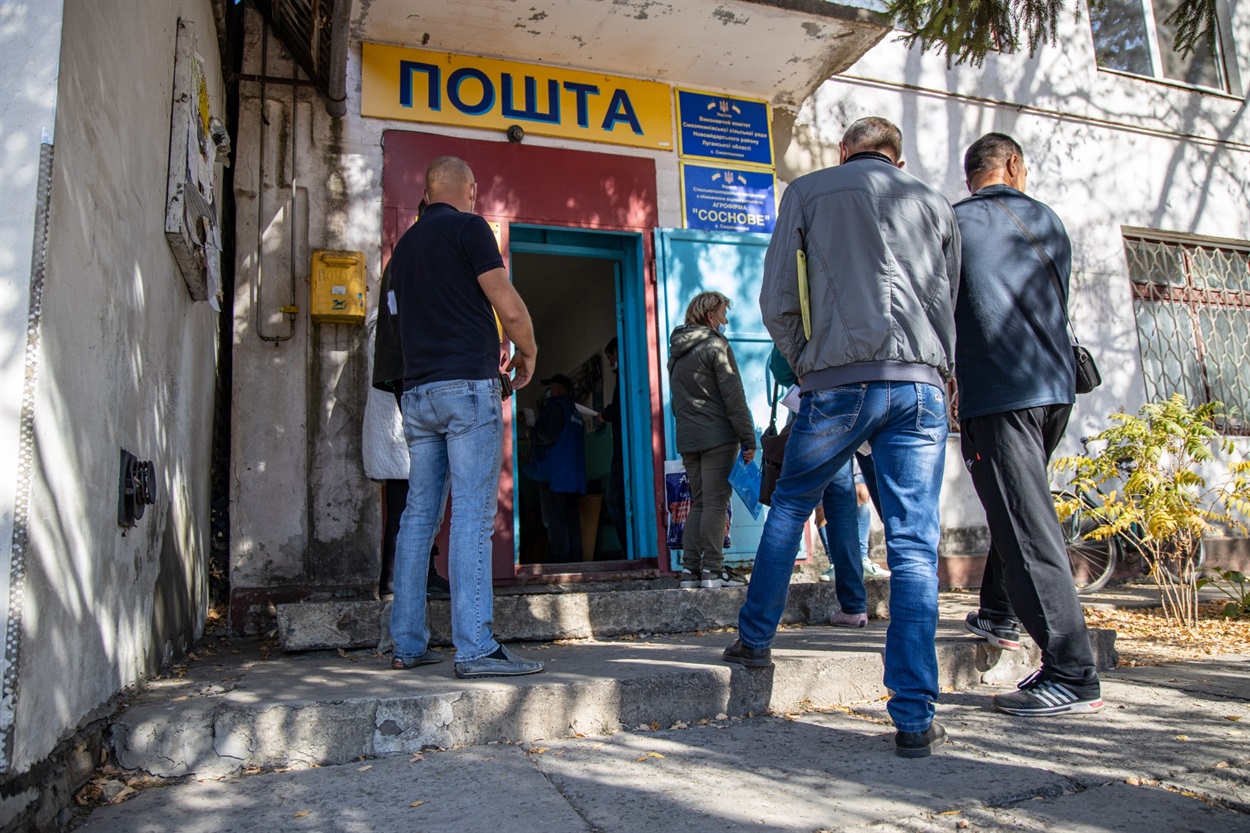На вході до сільради у Смоляниновому зібралася черга людей, які подають документи для отримання «екологічних компенсацій»: близько 20 тис грн одноразової допомоги за шкідливу дію на здоров’я диму від пожеж