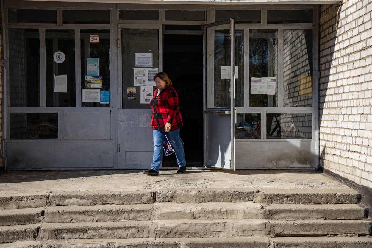 Будівля Новоохтирської сільської ради, з якої виходить членкиня місцевої виборчої комісії Галина Федорівна.

