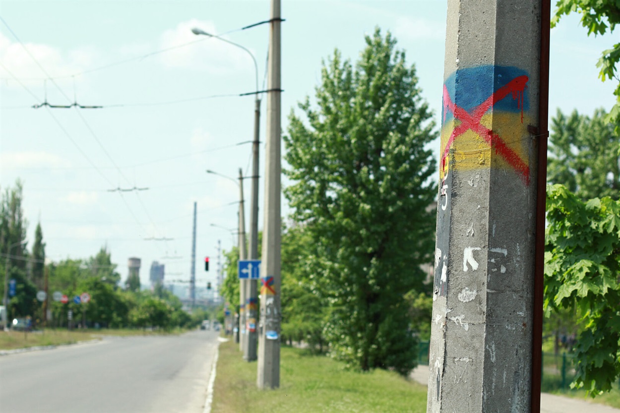 У 2014-му ночами мешканці малювали українські прапори. Сепаратисти їх закреслювали
