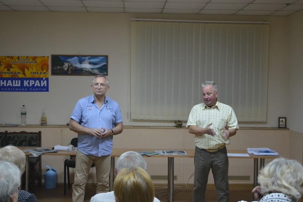 Александр Гура (справа) на собрании местной ячейки партии Наш край