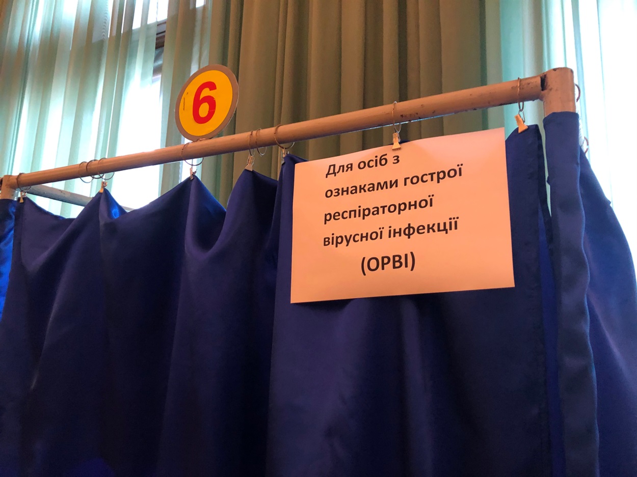 Спецкабінка для голосування для людей з ознаками ОРВІ в Краматорську