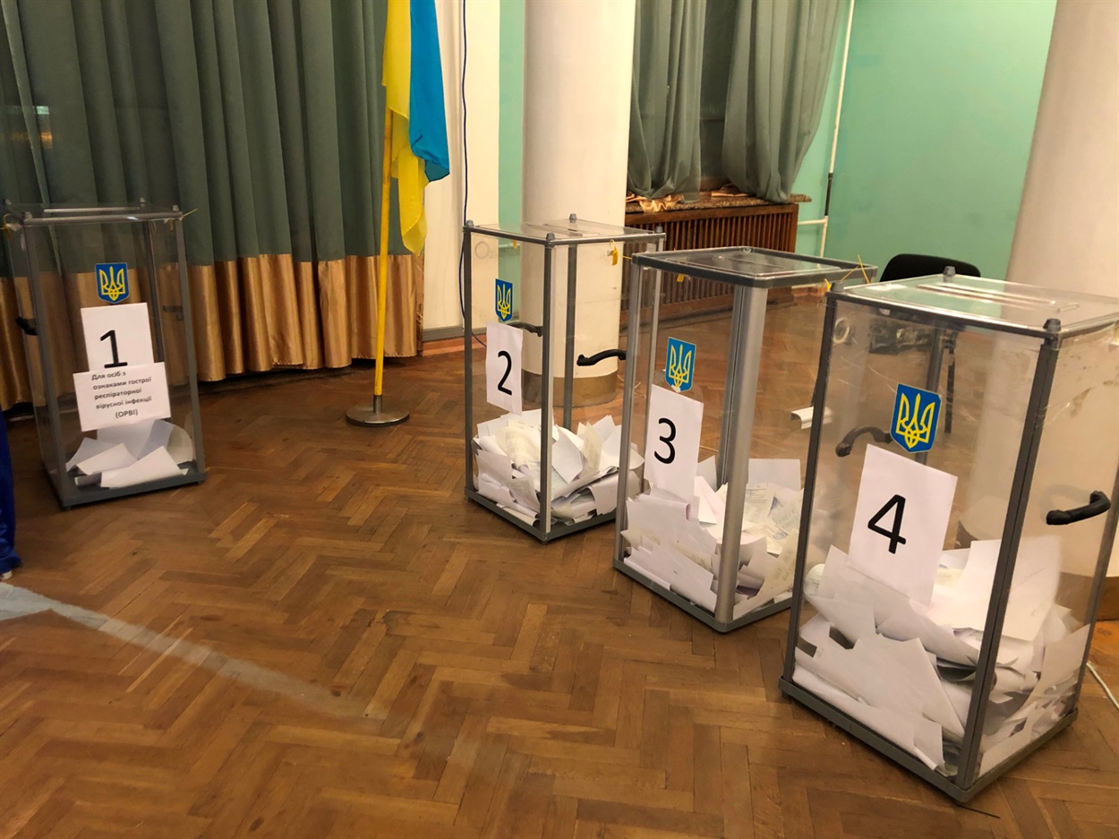 Урни для голосування на місцевих виборах в Краматорську