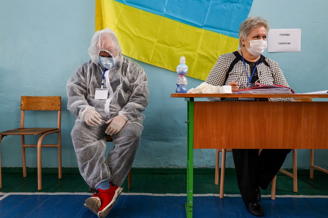 Так на дільницях екіпірували тих, хто виїздив на придомове голосування