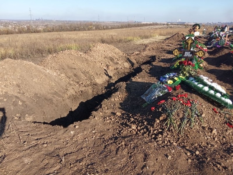Підготовка до поховань: свіжі могили та нові ями