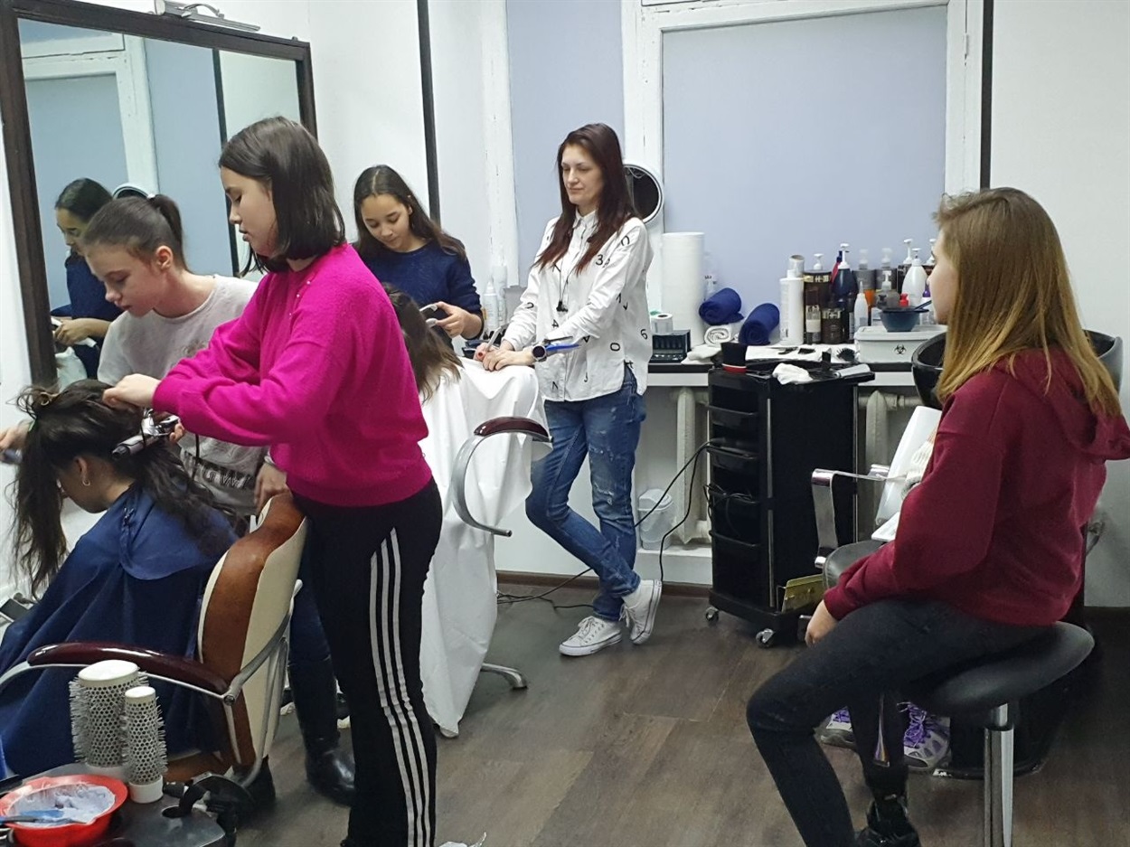 Діти навчаються перукарській справі
