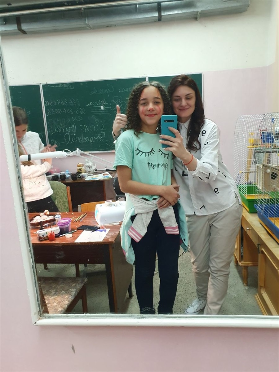Ірина навчає дітей перукарській майстерності