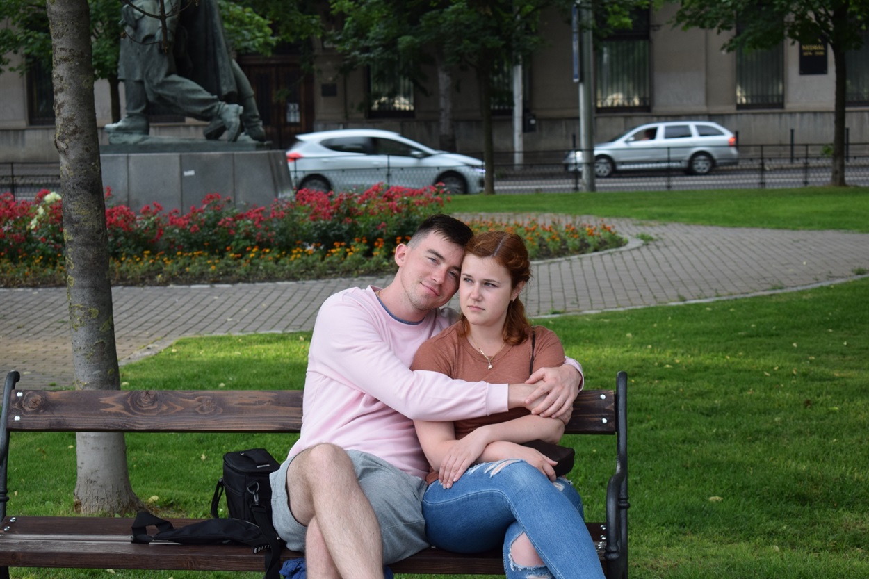 Парень с девушкой на лавочке