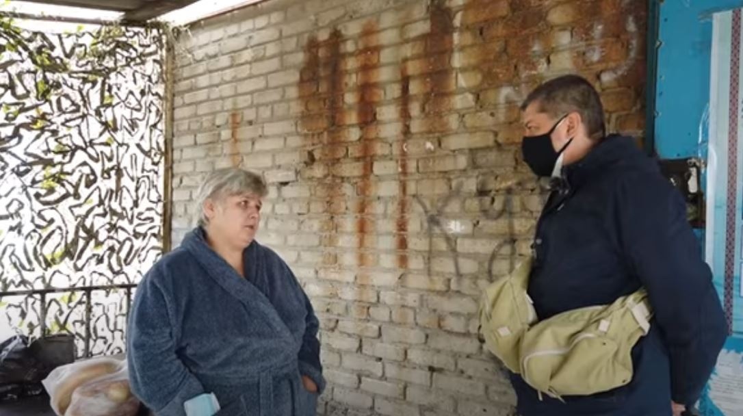 Тата беседует с журналистом
