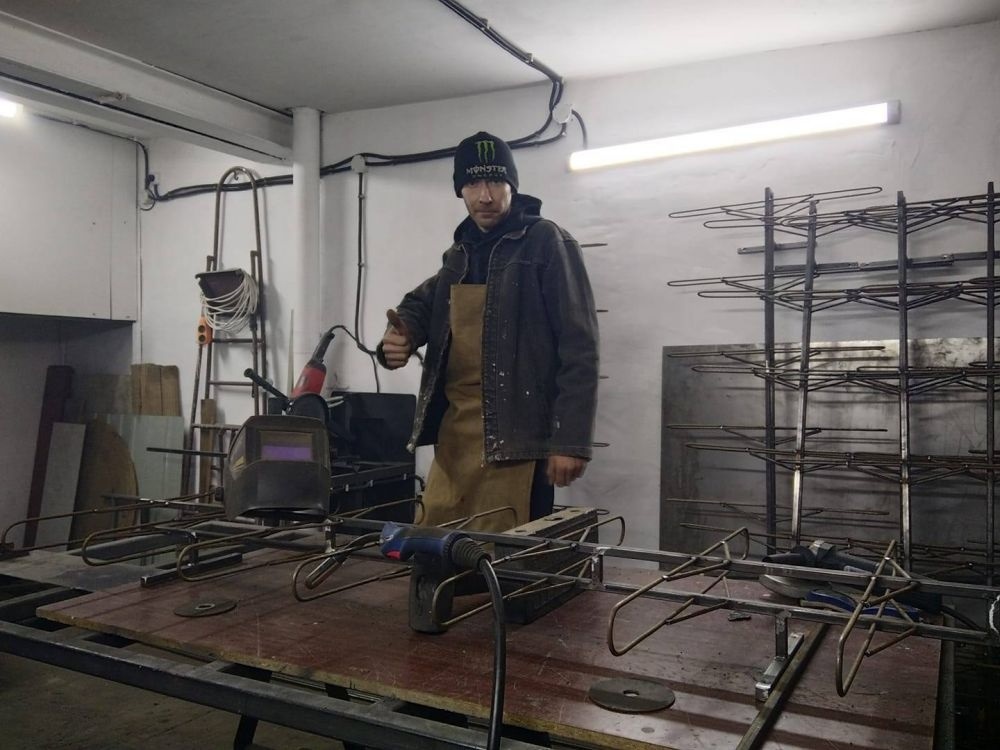 Михаил за работой в своем гараже 