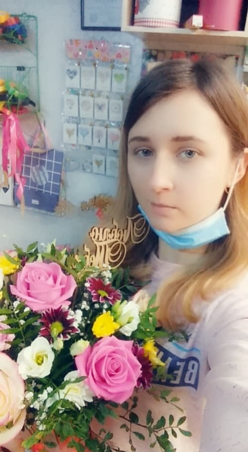 Флорист Елена Пискунова работает с живыми букетами
