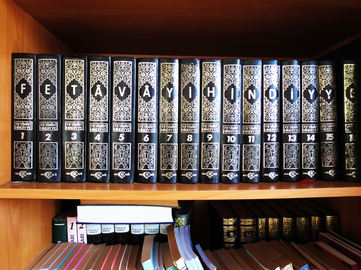 Книги в исламской библиотеке в мечети Мариуполя