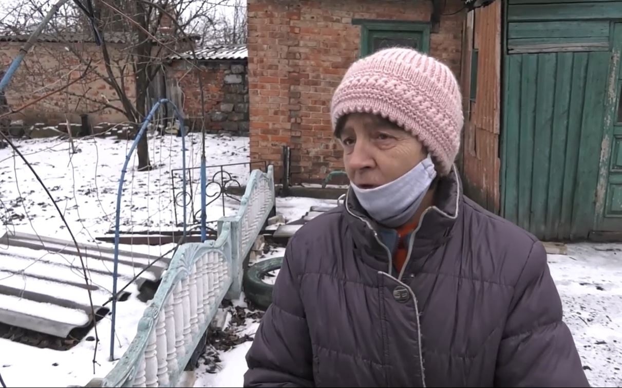 Валентина Євсюкова на своєму подвір'ї / Антикризовий медіа-центр