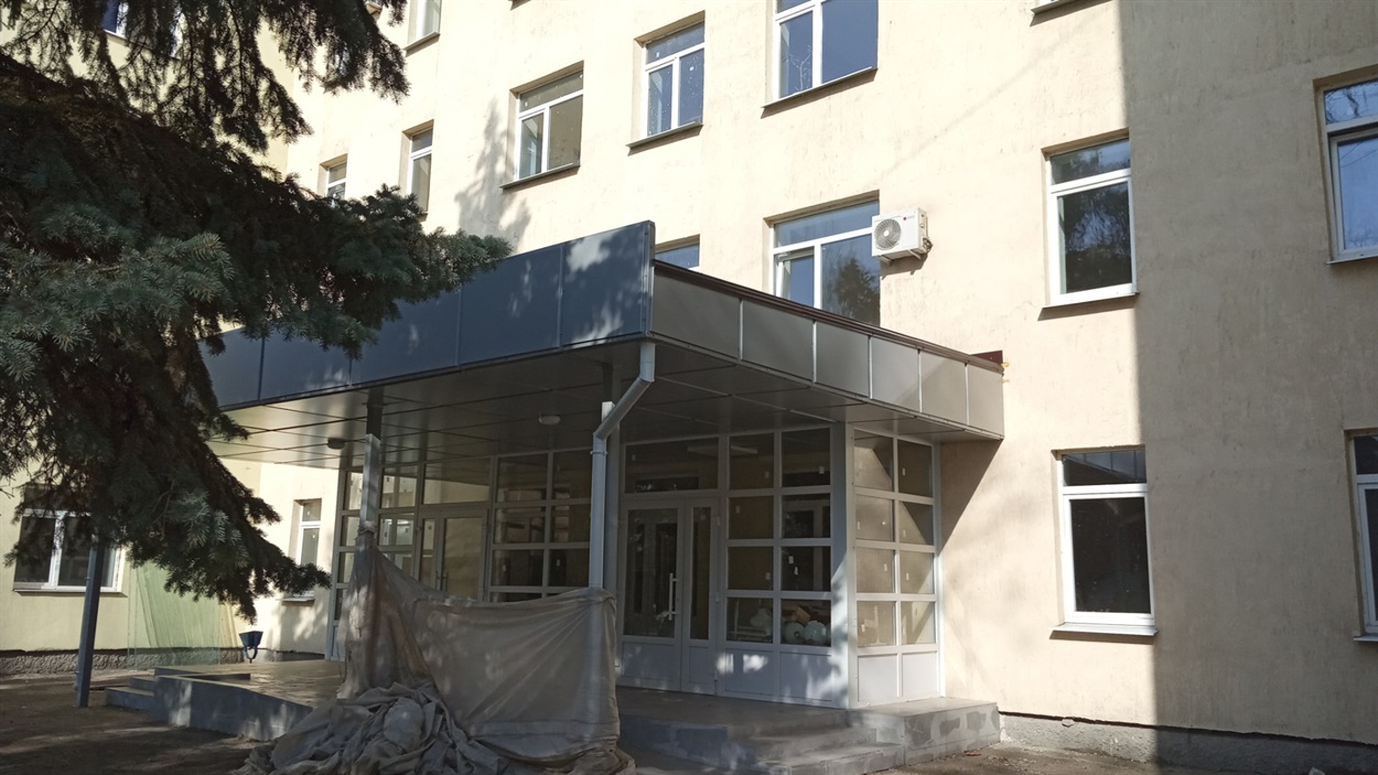 Городская больница в Славянске. Здесь заканчивают ремонт главного корпуса / Свои.Сity