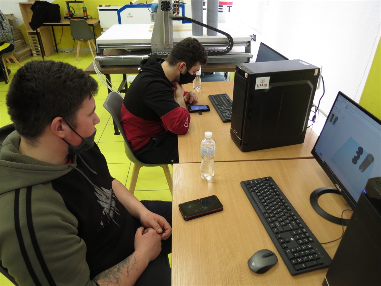 Учащиеся лицея на первом занятии в FabLab