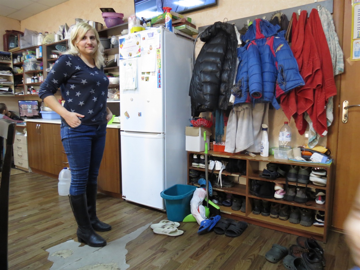 Екатерина в комнате общежития, где сейчас живет ее семья