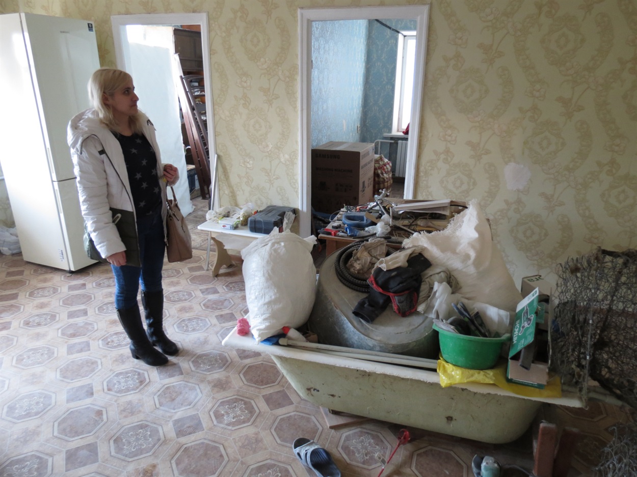 Екатерина в новой квартире, которую получили по государственной программе помощи переселенцам