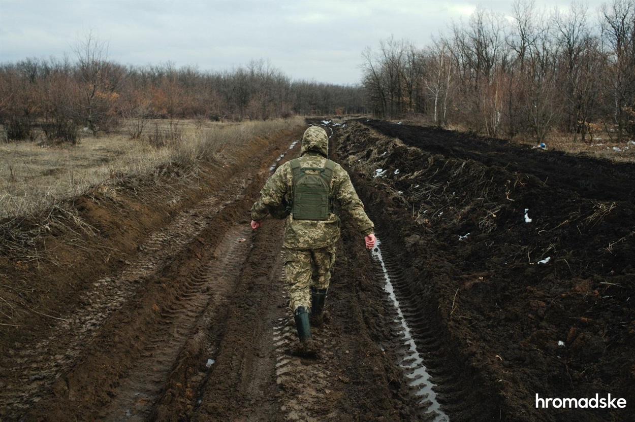 Військовий показує шлях до Новоолександрівки