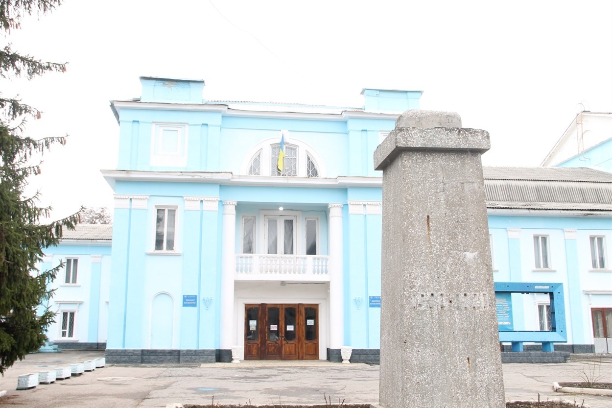 ДК в Часов Яре и постамент памятника Ленину, который снесли
