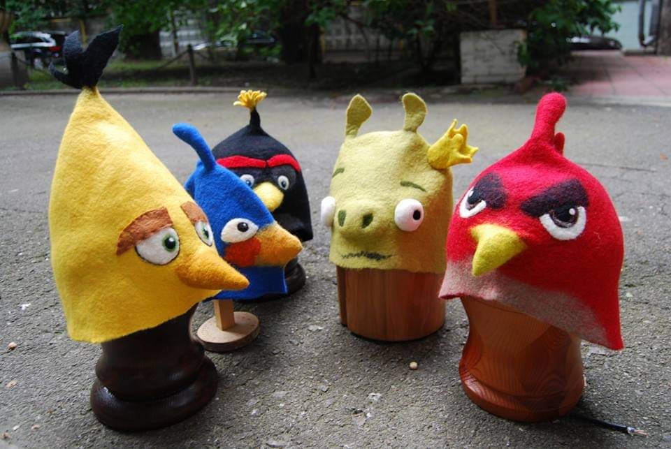 Шапки с Angry Birds. Такие в подарок получили Владимир Зеленский и его команда Квартала-95 после озвучки фильма