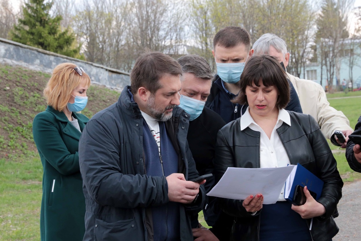 Глава Луганской ОГА Сергей Гайдай в мемориальном комплексе "Украина- освободителям".
