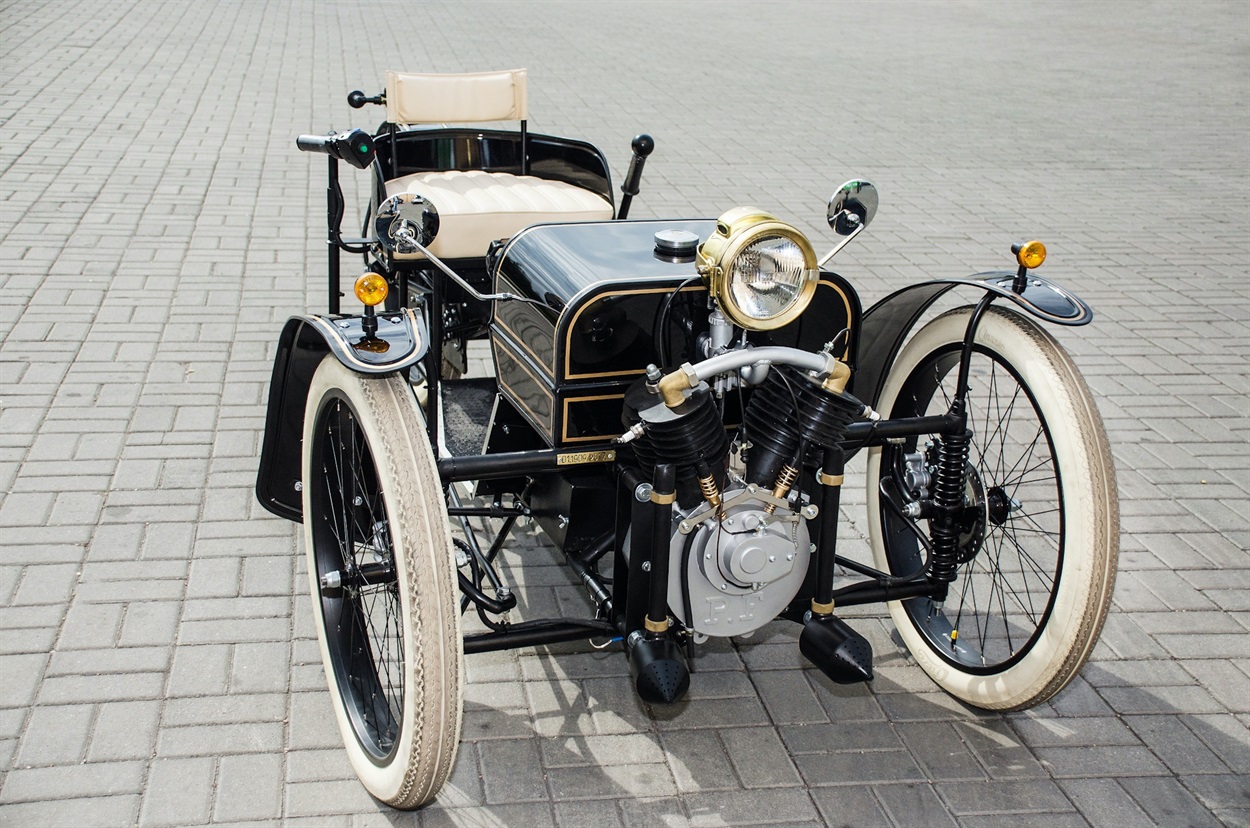 Морган 1909 року. За 9 місяців Віталій з командою з нуля розробив репліку авто. Тут замовник брав активну участь: коригував дизайн та допомагав у пошуку комплектуючих