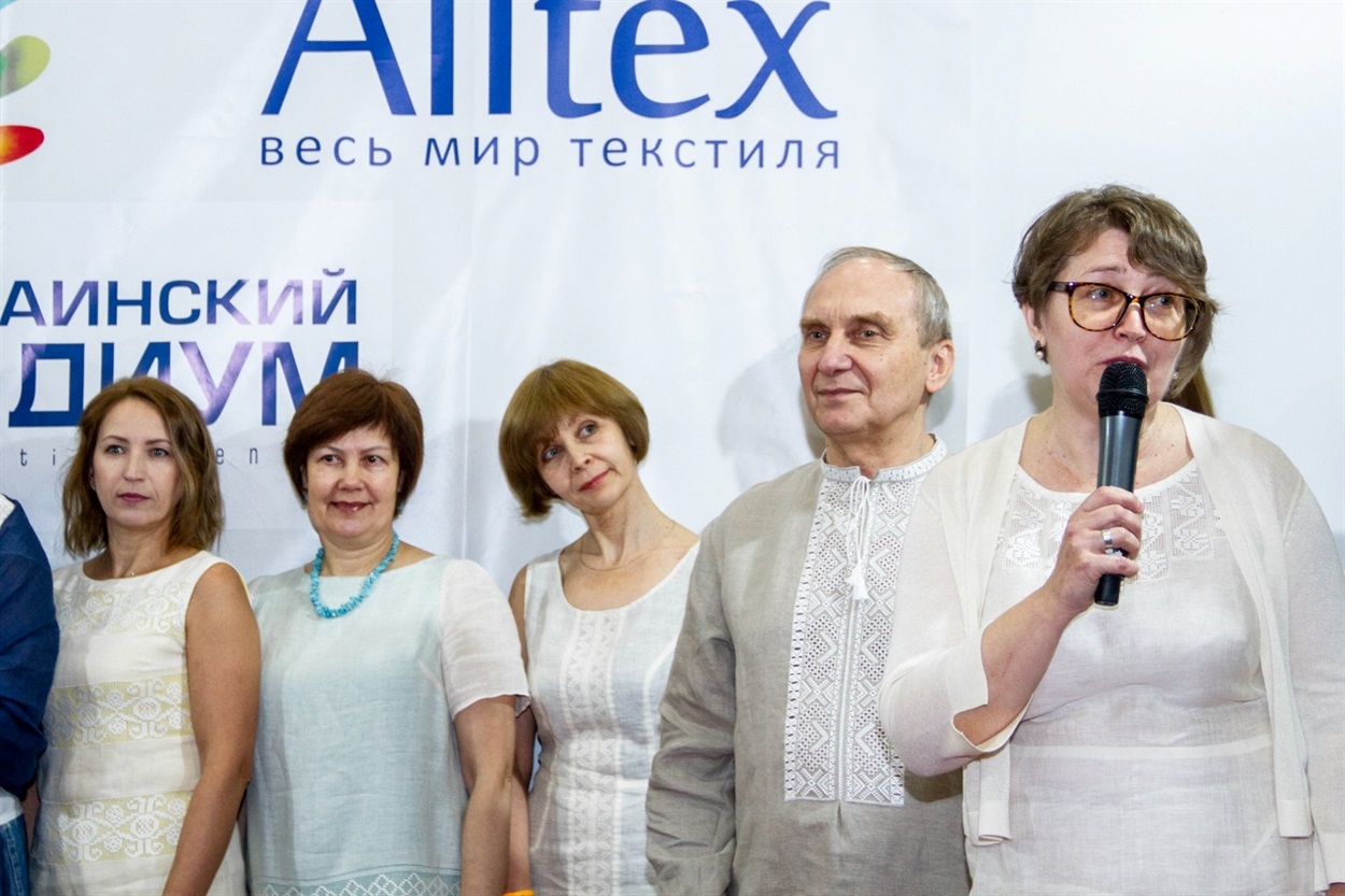 Тетяна Зез на презентації своїх вишитих сорочок
