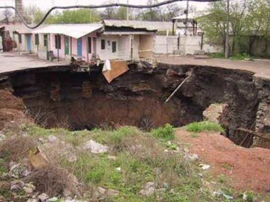 Провал почвы в Макеевке 
