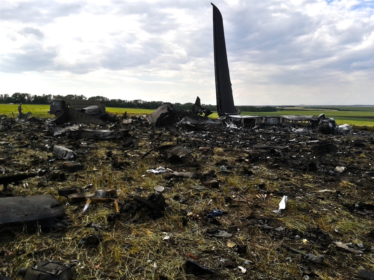 Фото с места крушения Ил-76 под Луганском, сделанное  Алексеем на телефон 14 июня 2014 года