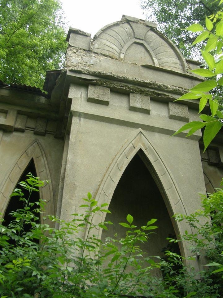 Старинная постройка в поселке Ивановском