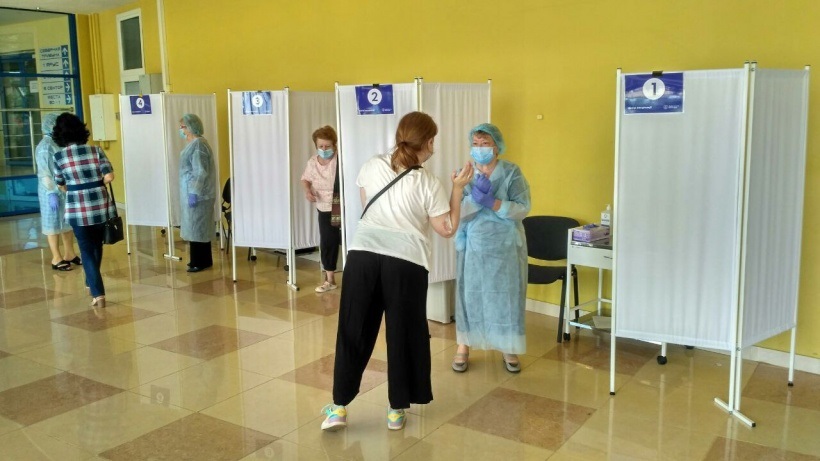 Вакцинуватися приходять різні люди