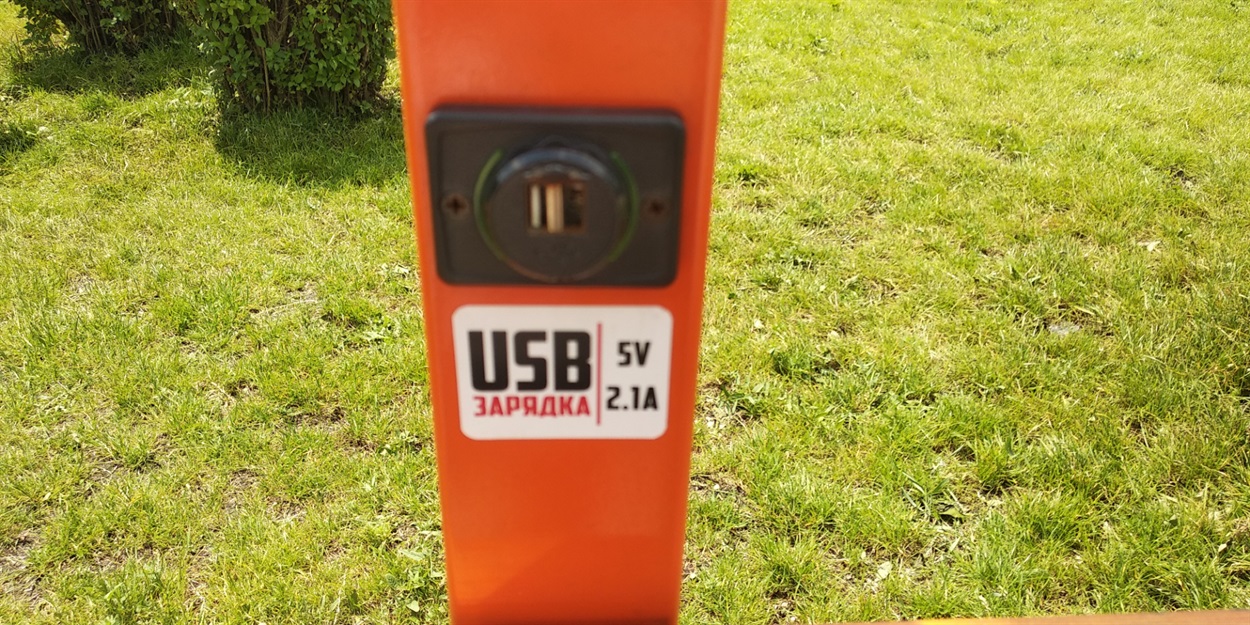 USB-разьемы для подзарядки устройств на энерголавочке