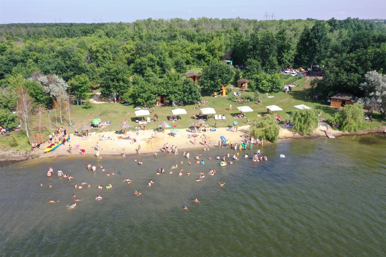 Отдых на берегу водохранилища Клебан-Бык